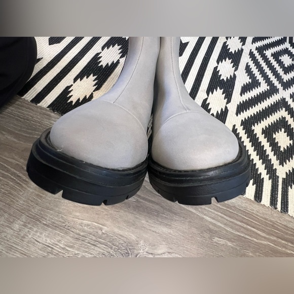 TOMS - Skylar Chelsea Boots Cement Synthetic Nubuck Women Size 7 NWT - Picture 7 of 7